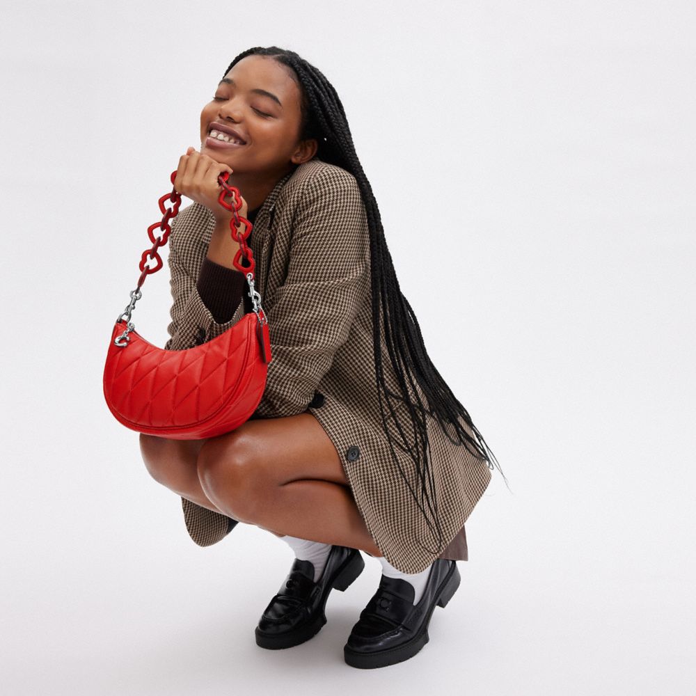 MIRA 蓬鬆絎縫與心形肩帶單肩手袋