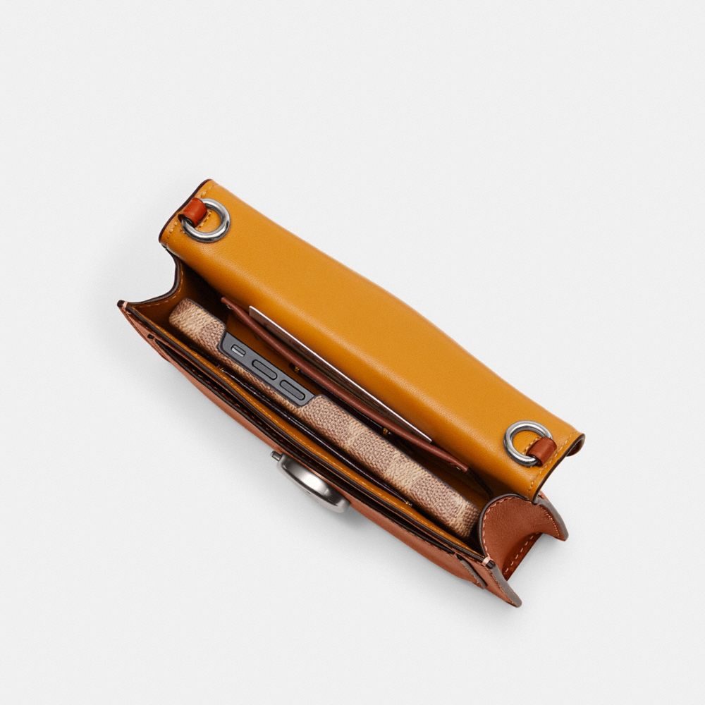 TABBY 斜背手腕包