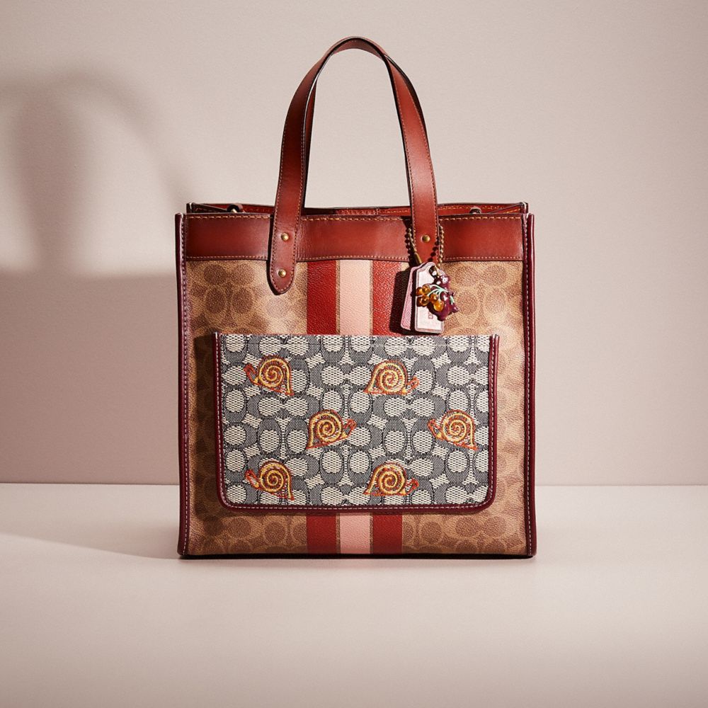 CQ365 - Upcrafted Field Tote In Signature Canvas With Horse And Carriage Print Brass/Tan Truffle Rust