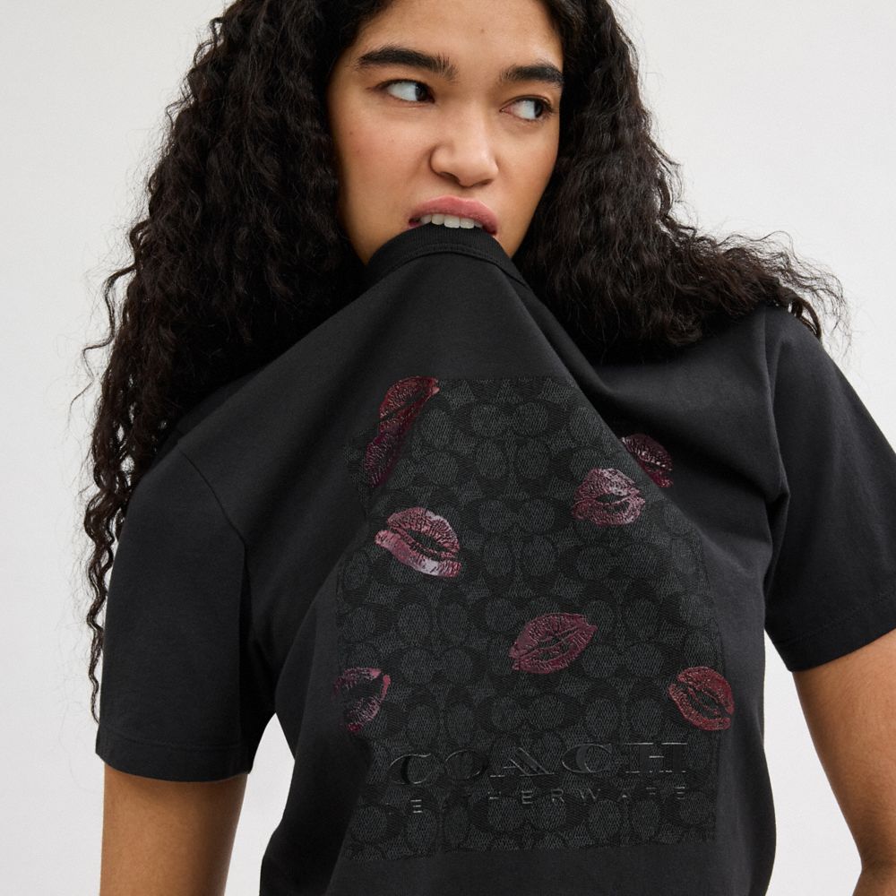 SIGNATURE SQUARE KISS PRINT T-SHIRT IN ORGANIC COTTON