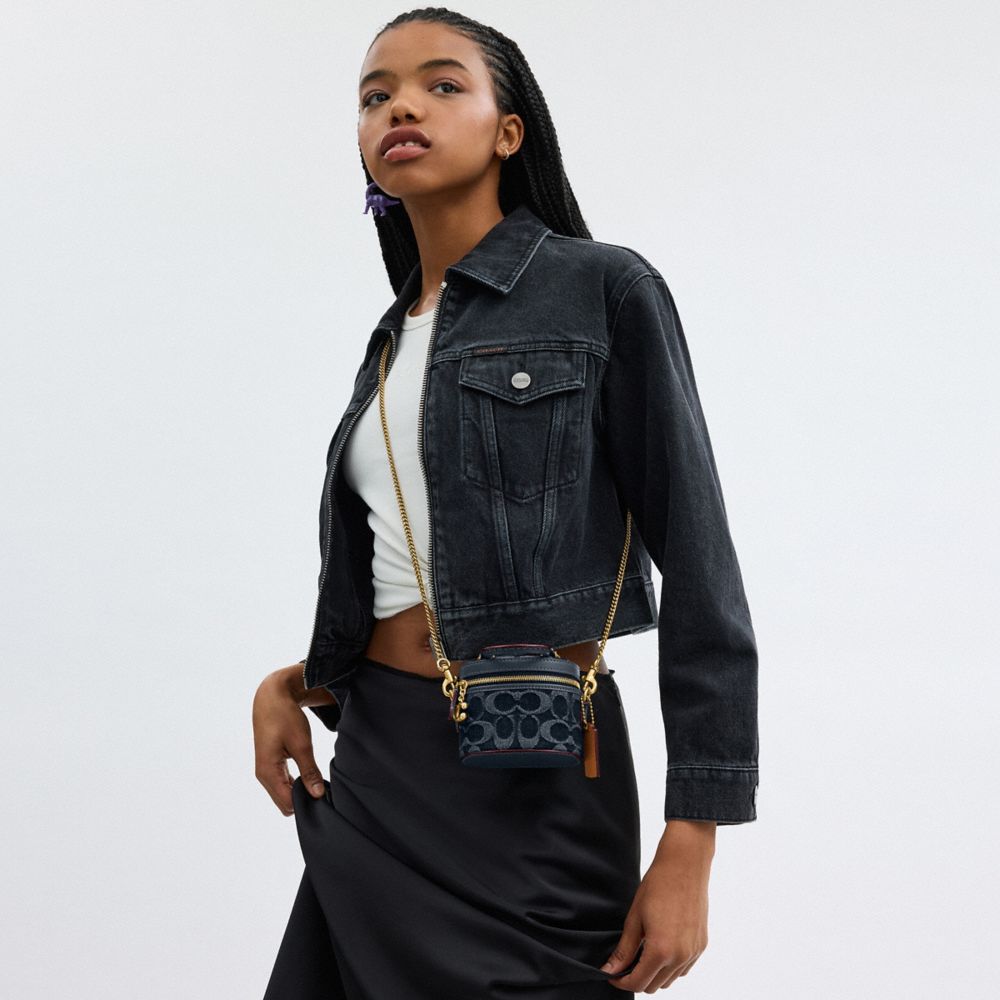 TRAIL CROSSBODY 12 IN SIGNATURE DENIM