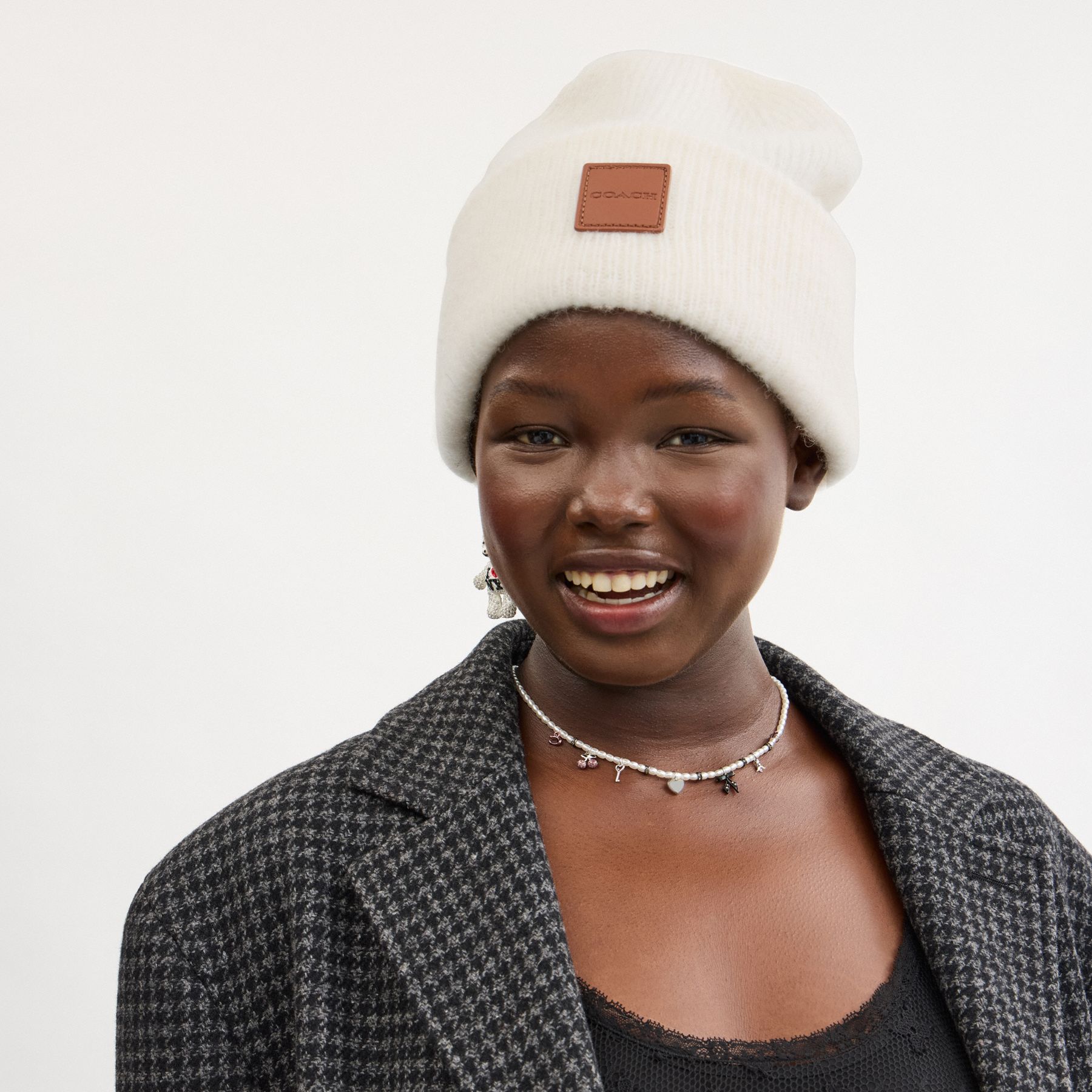 皮革貼飾針織毛帽| COACH 官方網站Official page