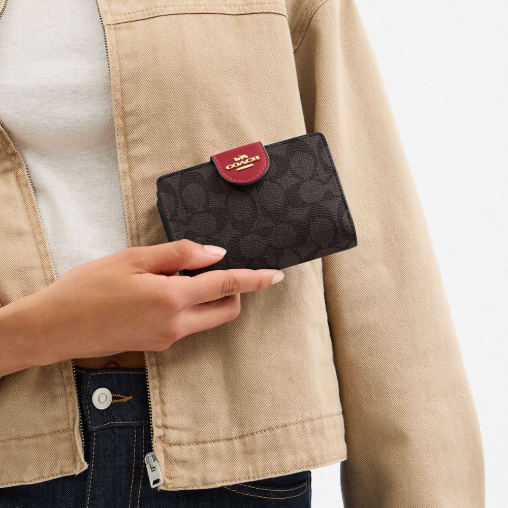 MEDIUM CORNER ZIP WALLET IN SIGNATURE CANVAS
