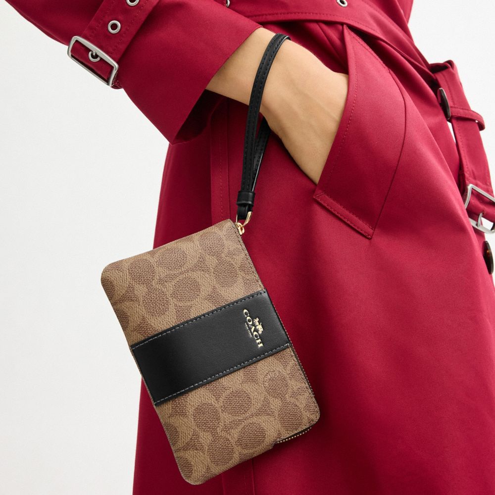 CORNER ZIP WRISTLET IN SIGNATURE CANVAS WITH STRIPE