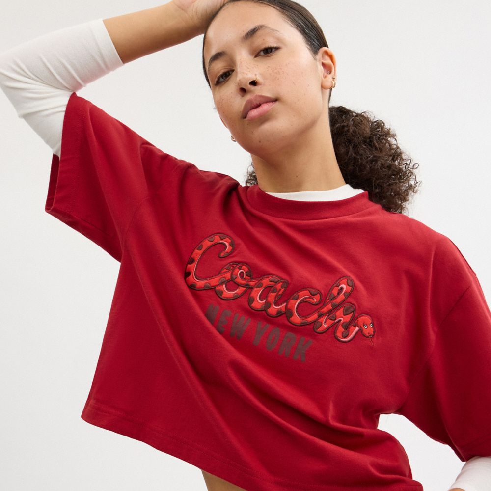 NEW YEAR COACH SNAKE SCRIPT CROPPED T-SHIRT IN ORGANIC COTTON
