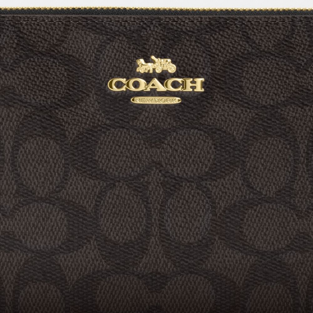 LARGE CORNER ZIP WRISTLET IN SIGNATURE CANVAS