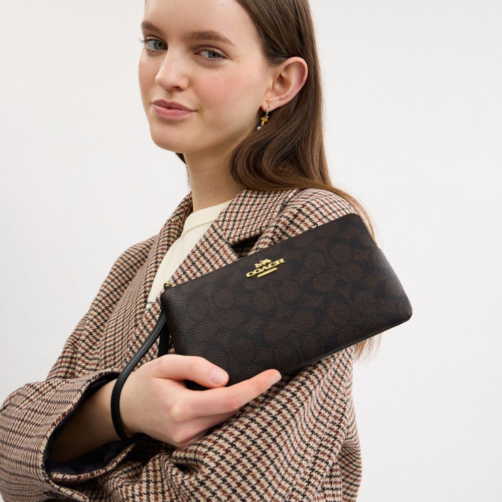 LARGE CORNER ZIP WRISTLET IN SIGNATURE CANVAS