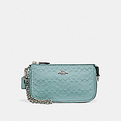 LARGE WRISTLET 19 IN SIGNATURE DEBOSSED PATENT LEATHER - COACH f11940 - SILVER/AQUA
