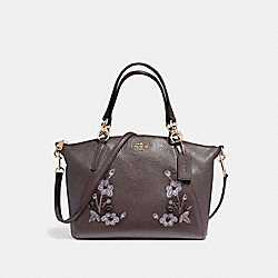 SMALL KELSEY SATCHEL IN PEBBLE LEATHER WITH FLORAL EMBROIDERY - COACH f12007 - LIGHT GOLD/OXBLOOD 1
