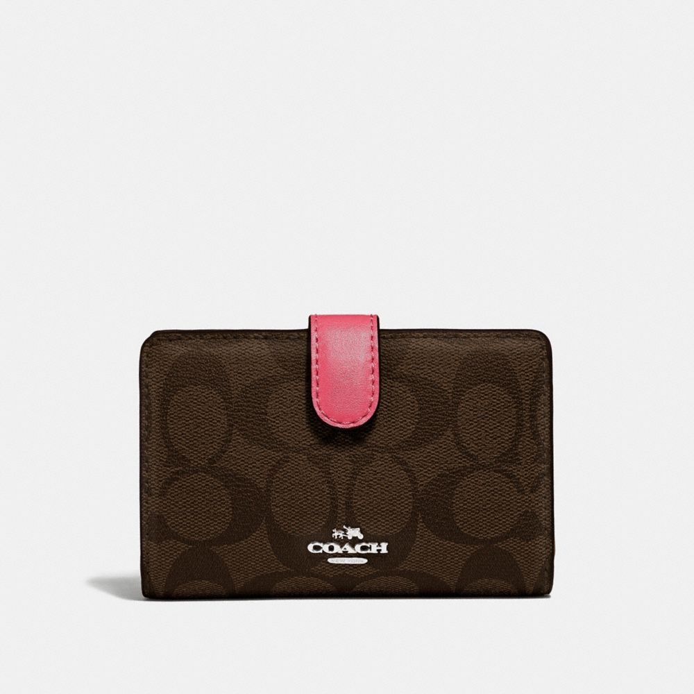 COACH MEDIUM CORNER ZIP WALLET IN SIGNATURE CANVAS - BROWN/STRAWBERRY/IMITATION GOLD - F23553