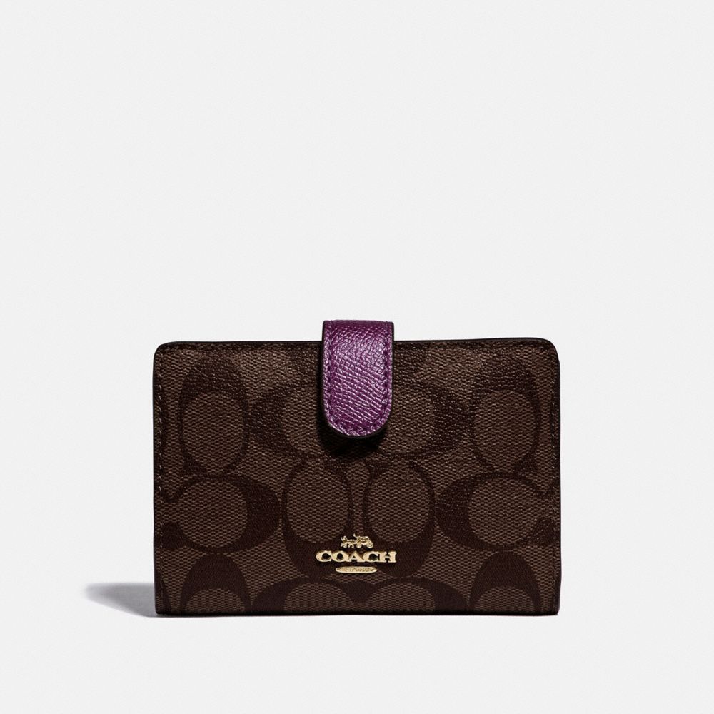 COACH MEDIUM CORNER ZIP WALLET IN SIGNATURE CANVAS - IM/BROWN METALLIC BERRY - F23553