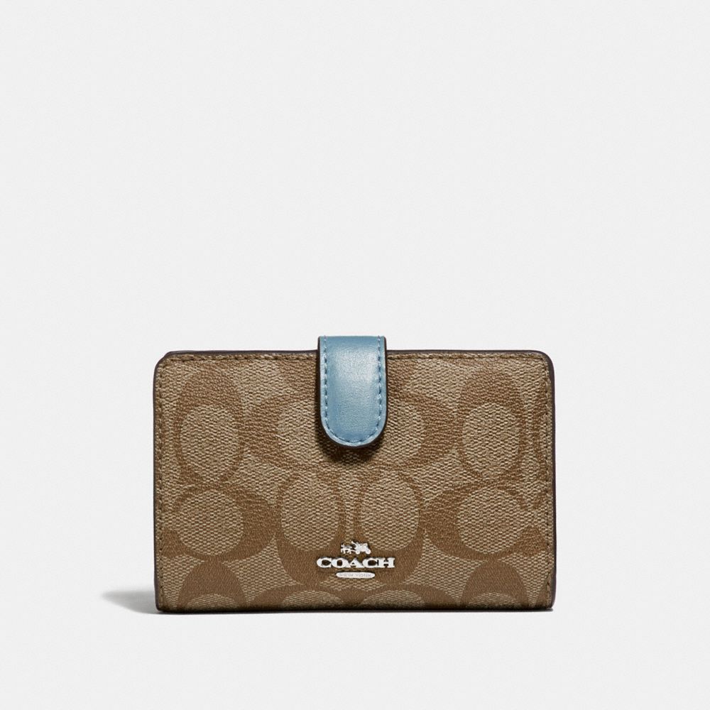 MEDIUM CORNER ZIP WALLET IN SIGNATURE CANVAS - KHAKI/CORNFLOWER/SILVER - COACH F23553