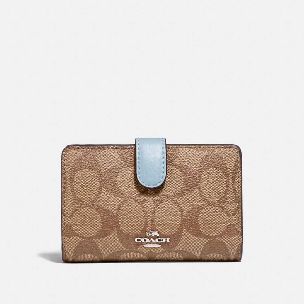 MEDIUM CORNER ZIP WALLET IN SIGNATURE CANVAS - KHAKI/PALE BLUE/SILVER - COACH F23553