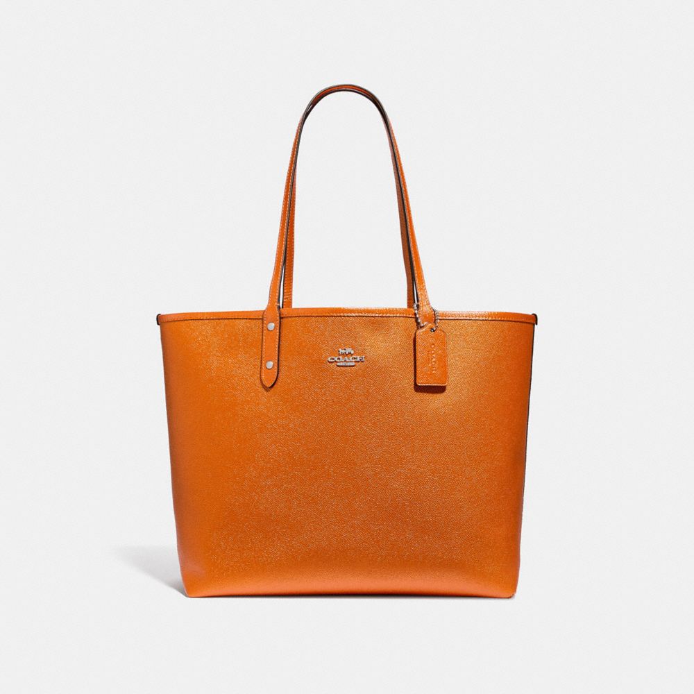 REVERSIBLE CITY TOTE IN SIGNATURE AND METALLIC CANVAS - f25849 - khaki/metallic tangerine/silver