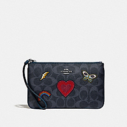 LARGE WRISTLET IN SIGNATURE CANVAS WITH SOUVENIR EMBROIDERY - COACH f26650 - SILVER/DENIM