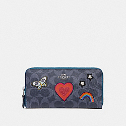 ACCORDION ZIP WALLET IN SIGNATURE CANVAS WITH SOUVENIR EMBROIDERY - f26784 - SILVER/DENIM