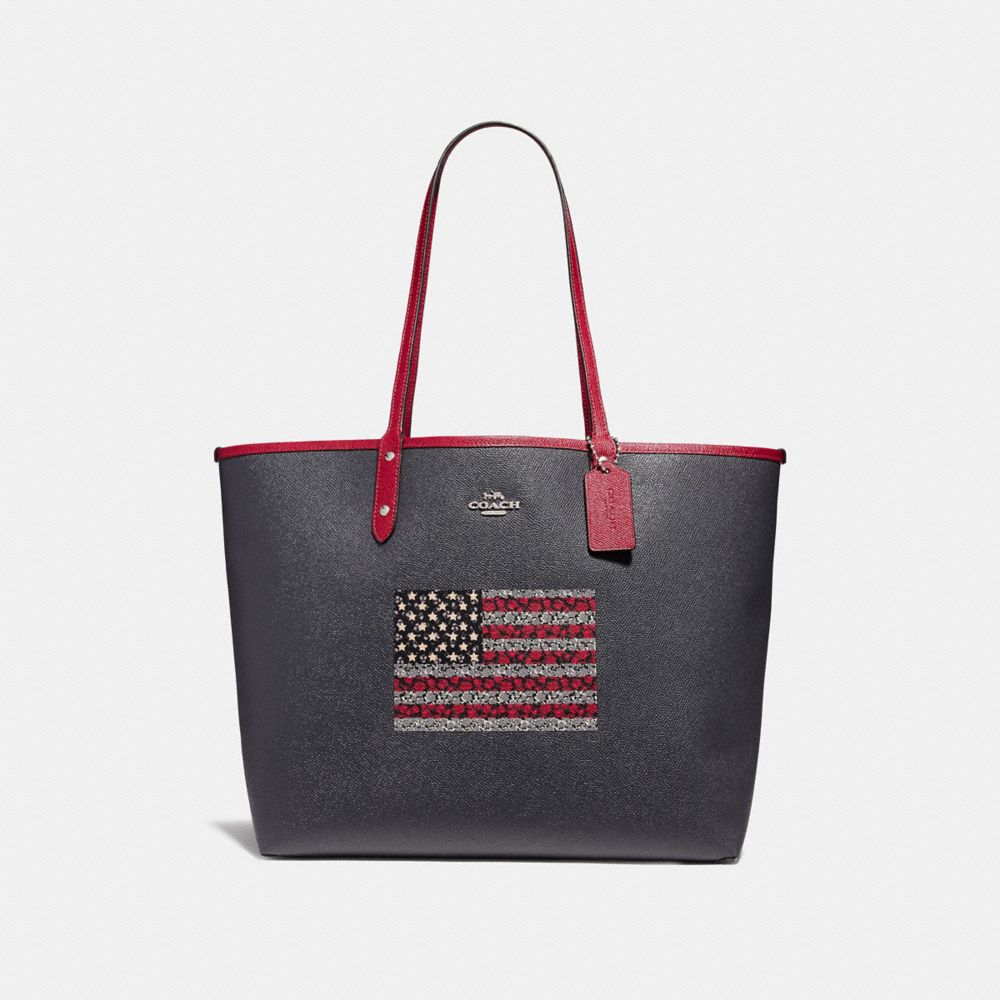 REVERSIBLE CITY TOTE IN SIGNATURE CANVAS WITH FLAG - f29018 - DENIM/MULTI/SILVER