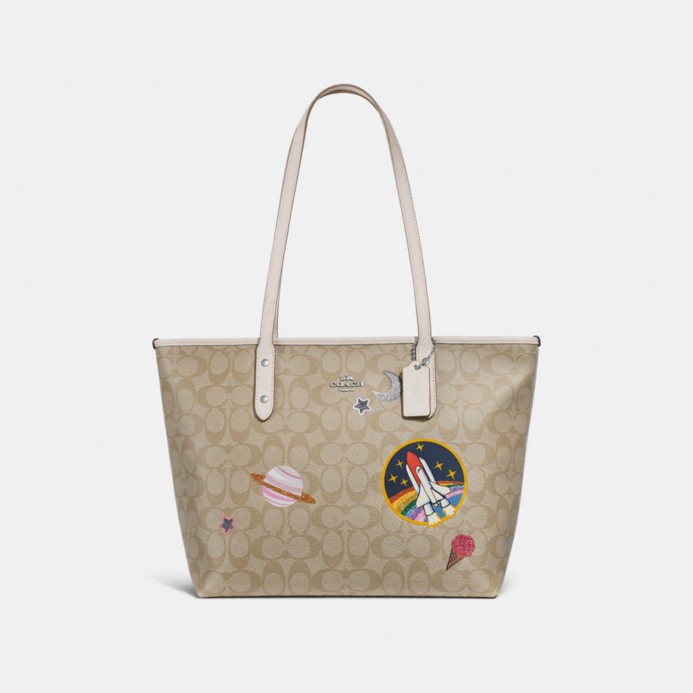 CITY ZIP TOTE IN SIGNATURE CANVAS WITH SPACE PATCHES - SILVER/LIGHT KHAKI/CHALK - COACH F29126