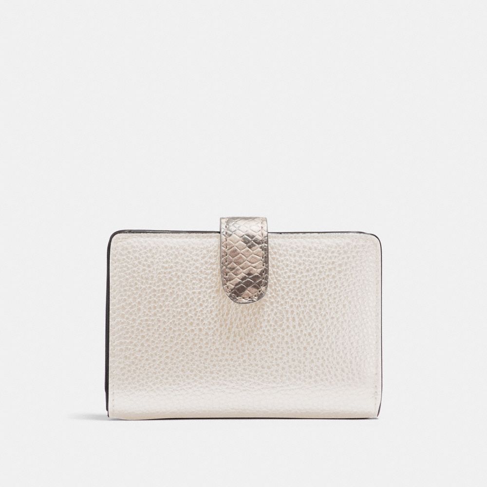 COACH MEDIUM CORNER ZIP WALLET IN COLORBLOCK SIGNATURE CANVAS - LIGHT KHAKI/CHALK/GOLD - F31949