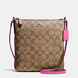 NORTH/SOUTH CROSSBODY IN SIGNATURE - IMITATION GOLD/KHAKI/DAHLIA - COACH F35940