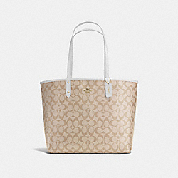 REVERSIBLE CITY TOTE IN SIGNATURE - f36658 - IMITATION GOLD/LIGHT KHAKI/CHALK