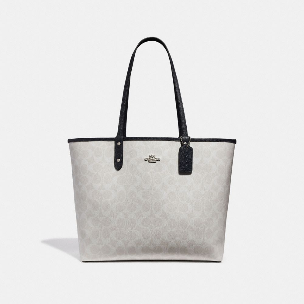 REVERSIBLE CITY TOTE IN SIGNATURE CANVAS - f36658 - chalk/midnight/silver