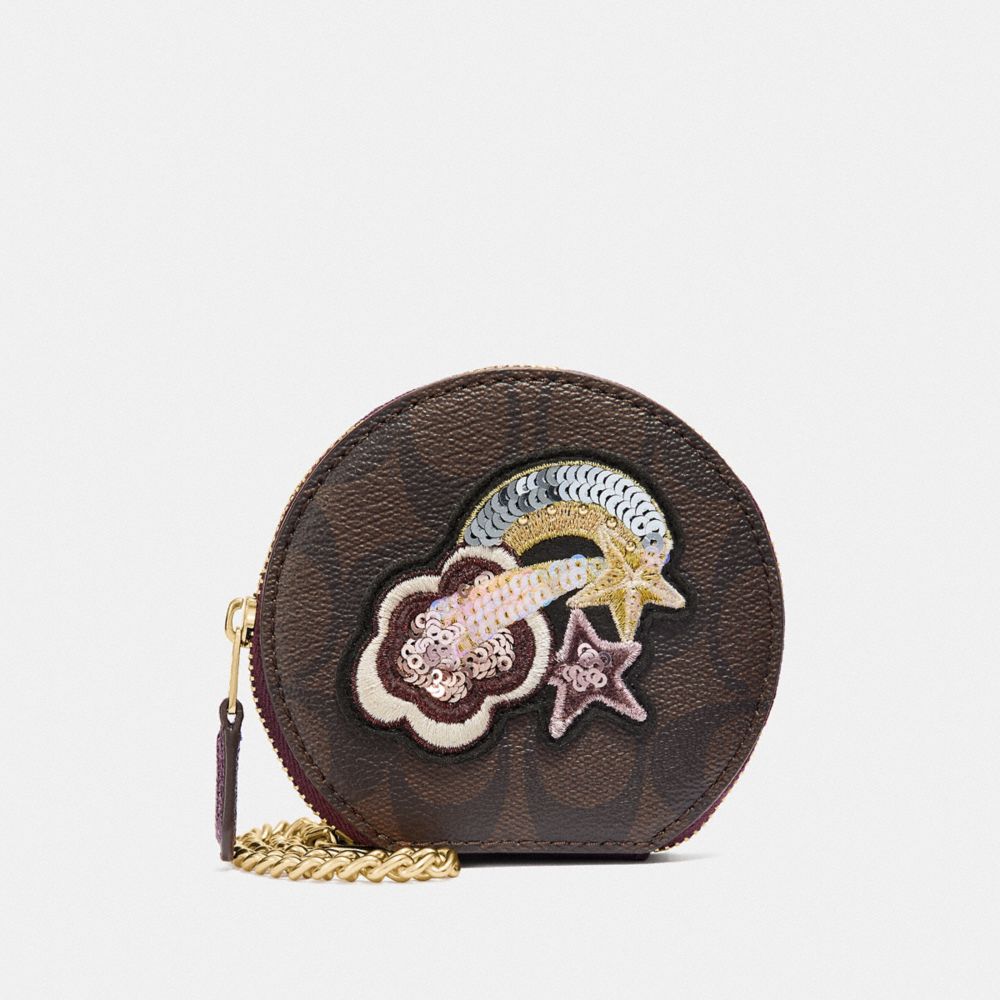 ROUND COIN CASE IN SIGNATURE CANVAS WITH GLITTER PATCH - COACH F38635 - BROWN/METALLIC RASPBERRY MULTI/LIGHT GOLD