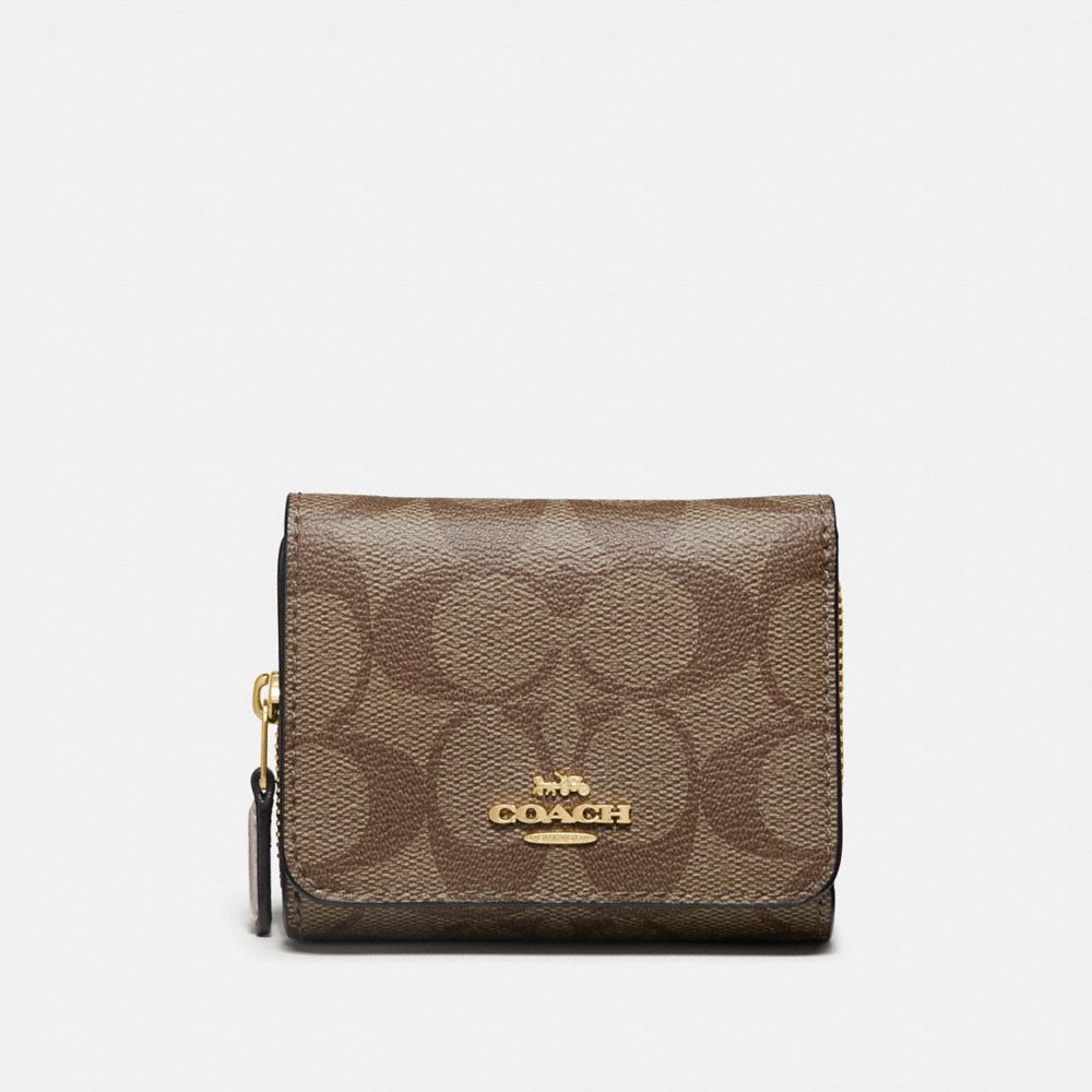 COACH SMALL TRIFOLD WALLET IN SIGNATURE CANVAS - IM/KHAKI/CHALK - F41302