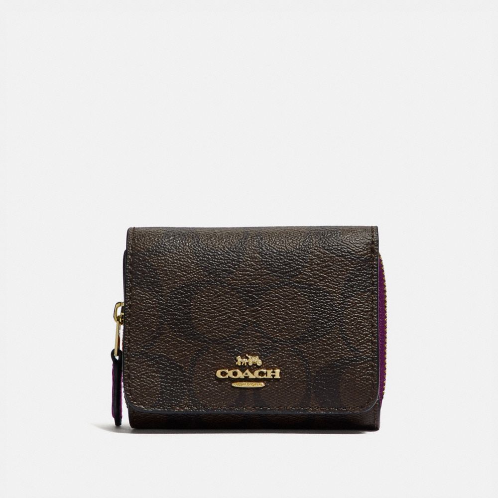 COACH SMALL TRIFOLD WALLET IN SIGNATURE CANVAS - IM/BROWN METALLIC BERRY - F41302