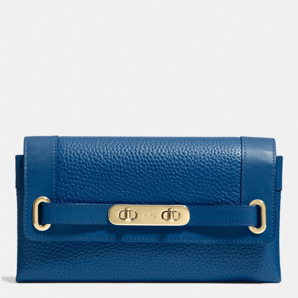 COACH SWAGGER WALLET IN PEBBLE LEATHER - f53028 - LIGHT GOLD/DENIM
