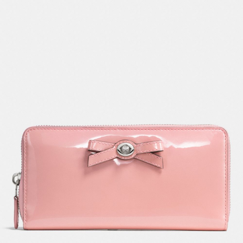 TURNLOCK BOW ACCORDION ZIP WALLET IN PEBBLE LEATHER - SILVER/BLUSH - COACH F53415