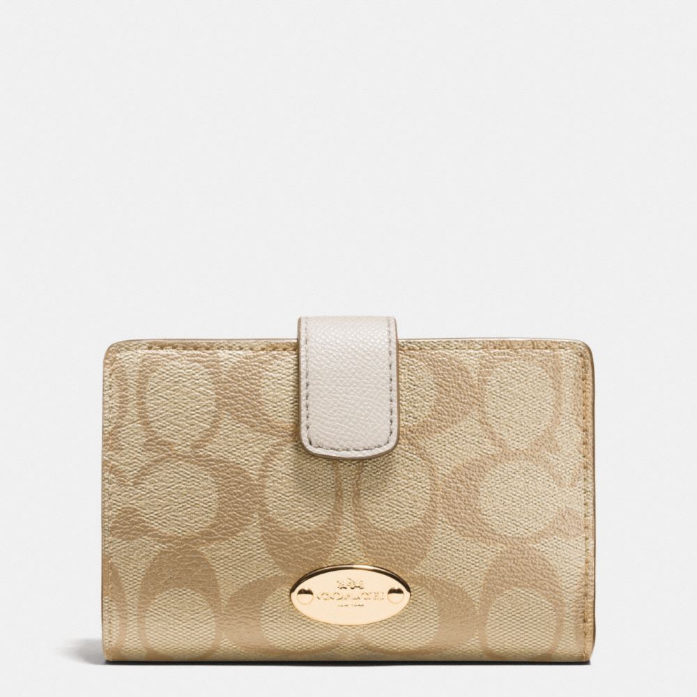 COACH MEDIUM CORNER ZIP WALLET IN SIGNATURE - IMITATION GOLD/LIGHT KHAKI/CHALK - f53562