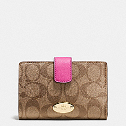 MEDIUM CORNER ZIP WALLET IN SIGNATURE - IMITATION GOLD/KHAKI/DAHLIA - COACH F53562