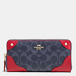 COACH MICKIE ACCORDION ZIP WALLET IN DENIM SIGNATURE COATED CANVAS - IMITATION GOLD/DENIM/CLASSIC RED - F53780