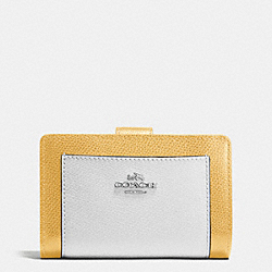 MEDIUM CORNER ZIP WALLET IN COLORBLOCK CROSSGRAIN LEATHER - f53839 - SILVER/CANARY MULTI