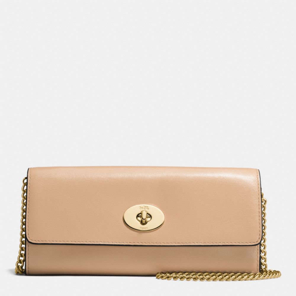 TURNLOCK SLIM ENVELOPE WALLET WITH CHAIN IN SMOOTH LEATHER - f53890 - IMITATION GOLD/BEECHWOOD