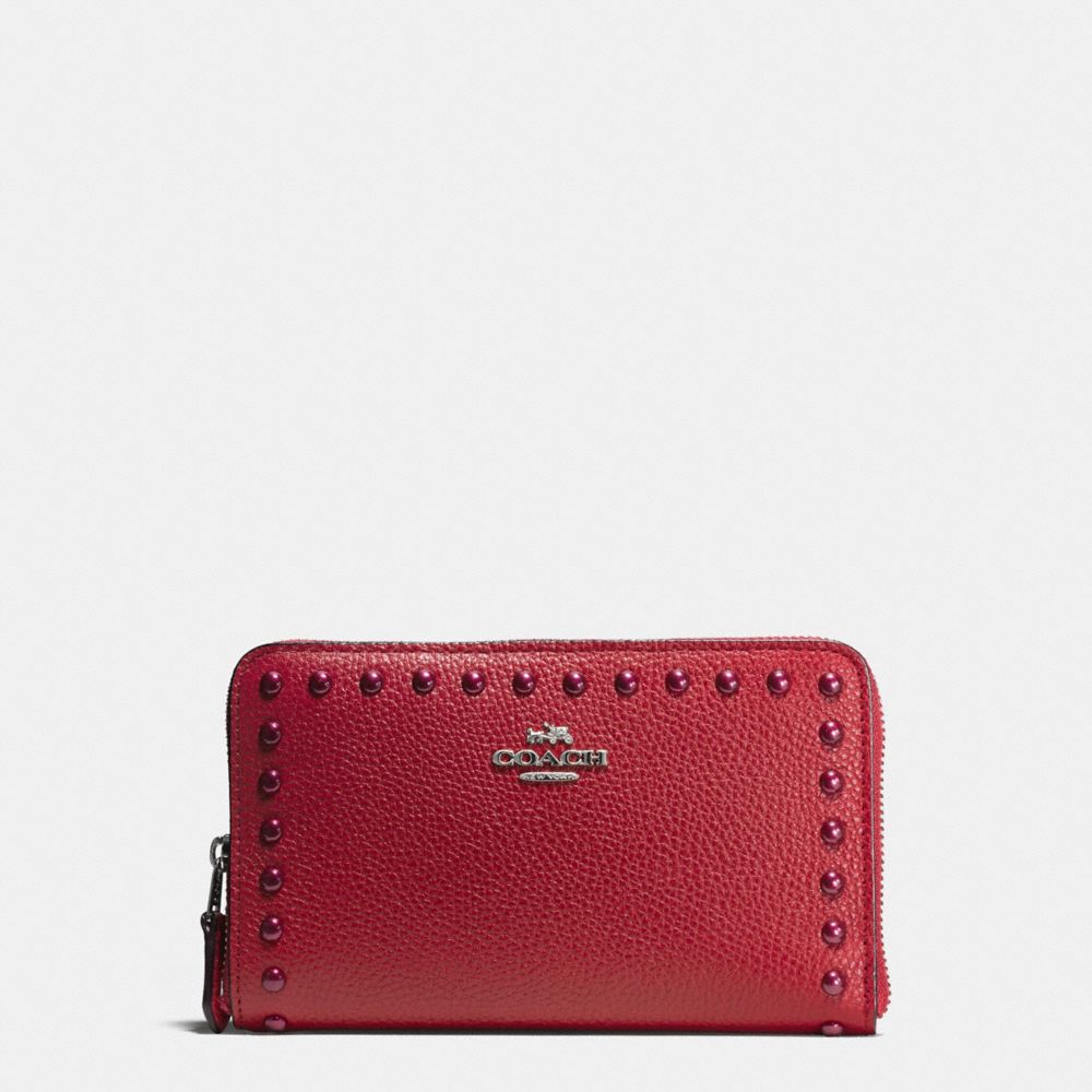 COACH MEDIUM ZIP AROUND WALLET IN PEBBLE LEATHER WITH LACQUER RIVETS - SILVER/RED CURRANT - f53992