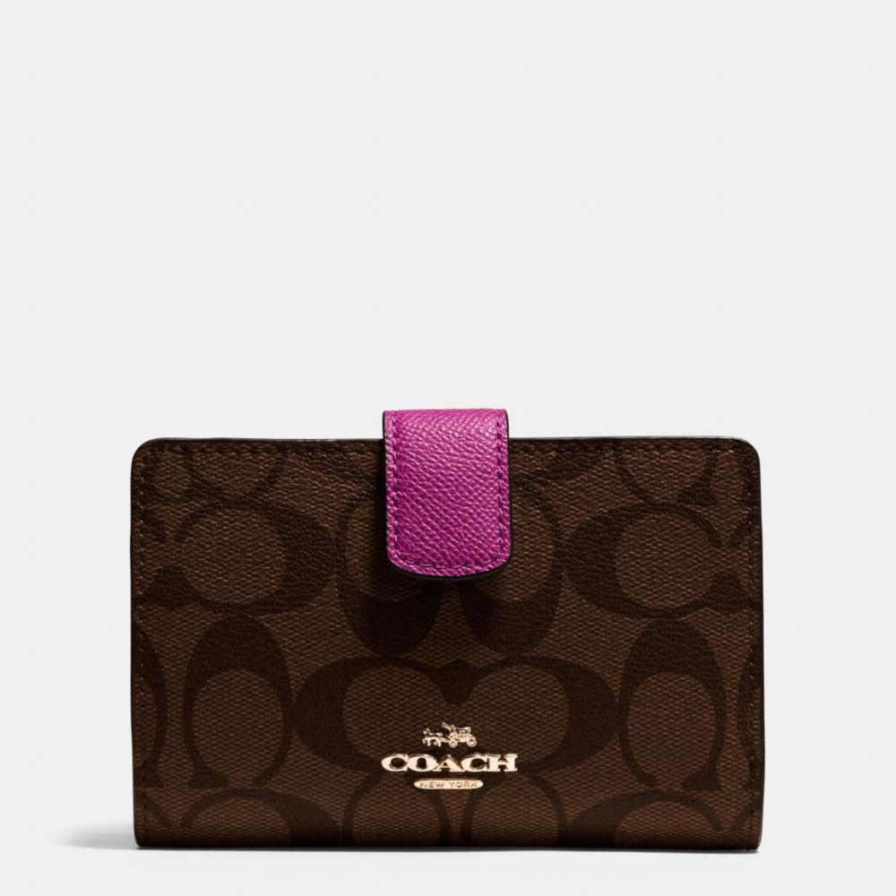 COACH MEDIUM CORNER ZIP WALLET IN SIGNATURE - IMITATION GOLD/BROWN/FUCHSIA - f54023