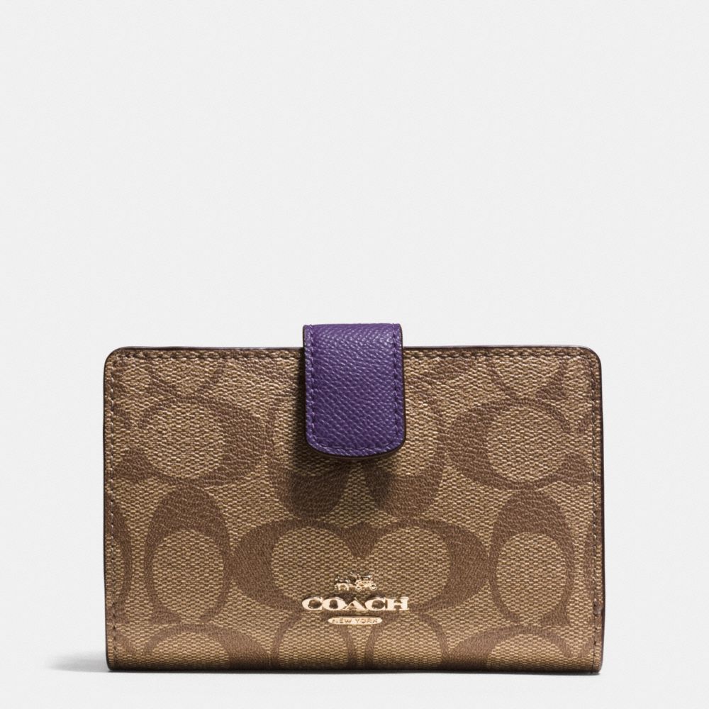 COACH MEDIUM CORNER ZIP WALLET IN SIGNATURE - IMITATION GOLD/KHAKI AUBERGINE - F54023