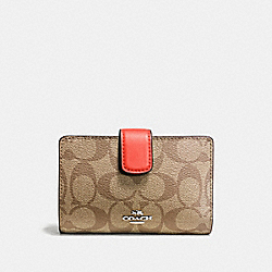 MEDIUM CORNER ZIP WALLET IN SIGNATURE COATED CANVAS - COACH f54023 - SILVER/KHAKI