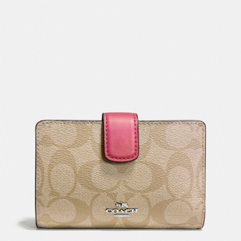 COACH MEDIUM CORNER ZIP WALLET IN SIGNATURE - SILVER/LIGHT KHAKI/STRAWBERRY - f54023