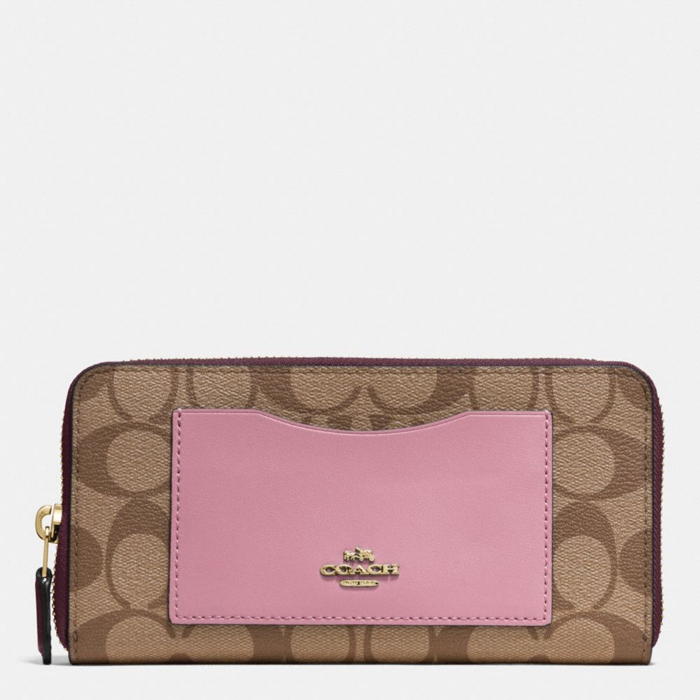 COACH ACCORDION ZIP WALLET IN COLORBLOCK SIGNATURE - IMITATION GOLD/KHAKI OXBLOOD MULTI - f57318