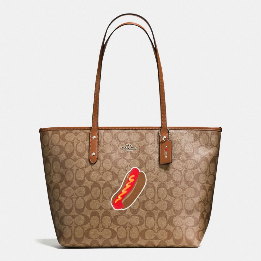 NYC HOT DOG CITY ZIP TOTE IN SIGNATURE - f57613 - SILVER/KHAKI/SADDLE