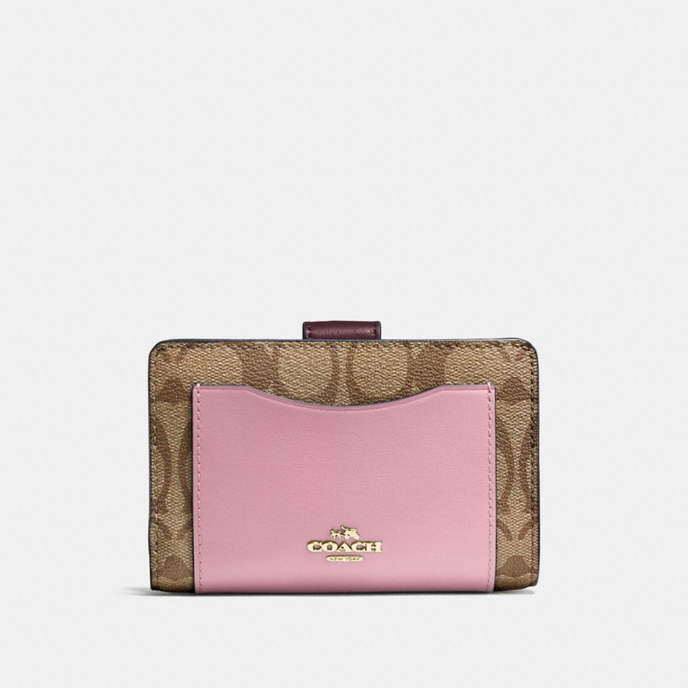 COACH MEDIUM CORNER ZIP WALLET IN COLORBLOCK SIGNATURE - IMITATION GOLD/KHAKI OXBLOOD MULTI - f57824