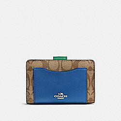 MEDIUM CORNER ZIP WALLET IN COLORBLOCK SIGNATURE - COACH f57824 - SILVER/KHAKI