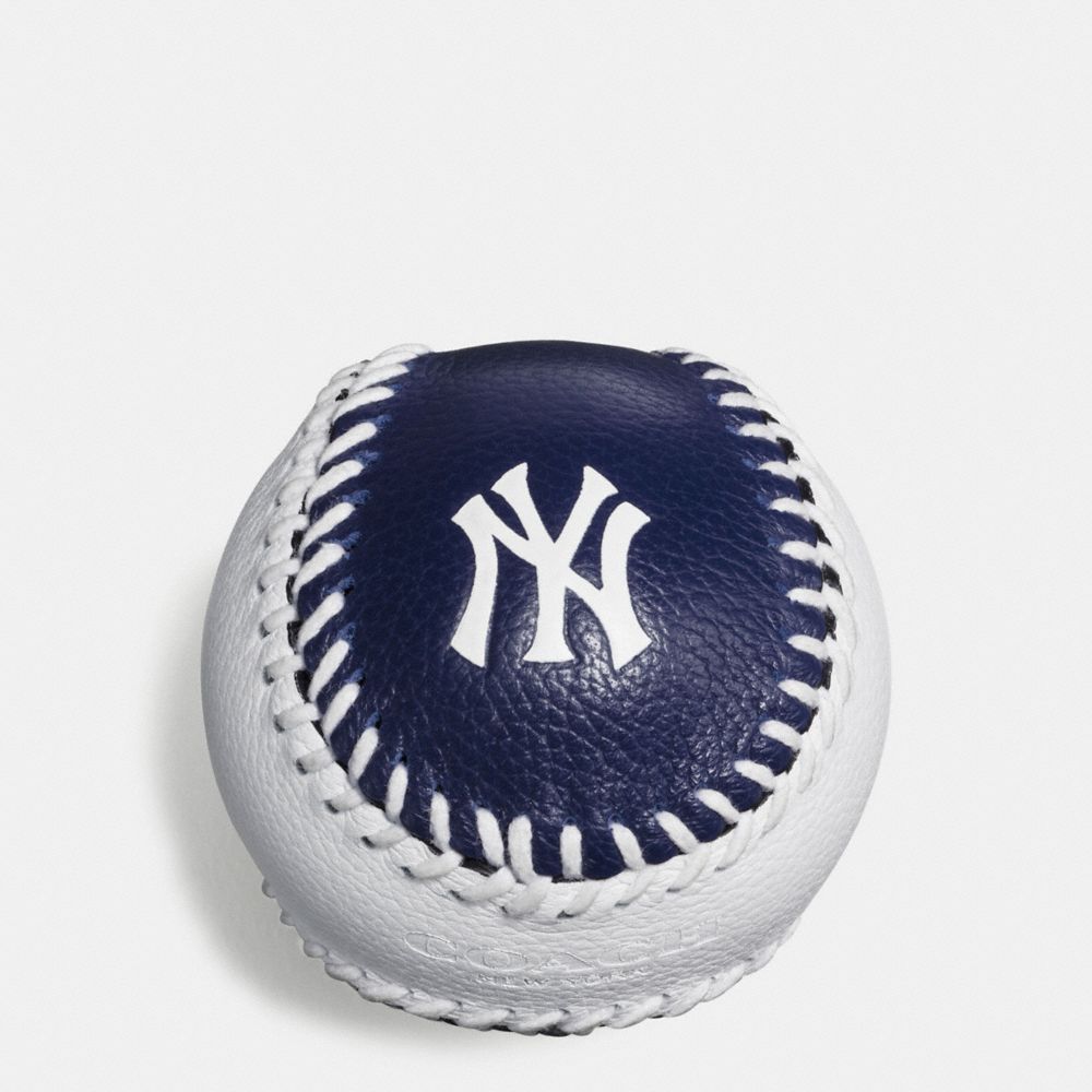 MLB BASEBALL PAPERWEIGHT IN SMOOTH CALF LEATHER - NY YANKEES - COACH F58377