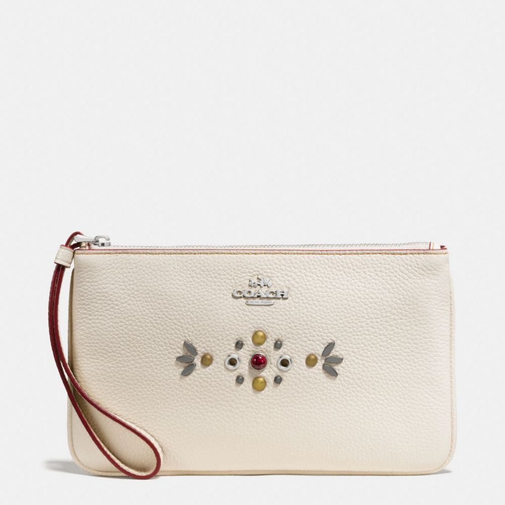 COACH f59069 LARGE WRISTLET IN PEBBLE LEATHER WITH BORDER STUDDED EMBELLISHMENT SILVER/CHALK