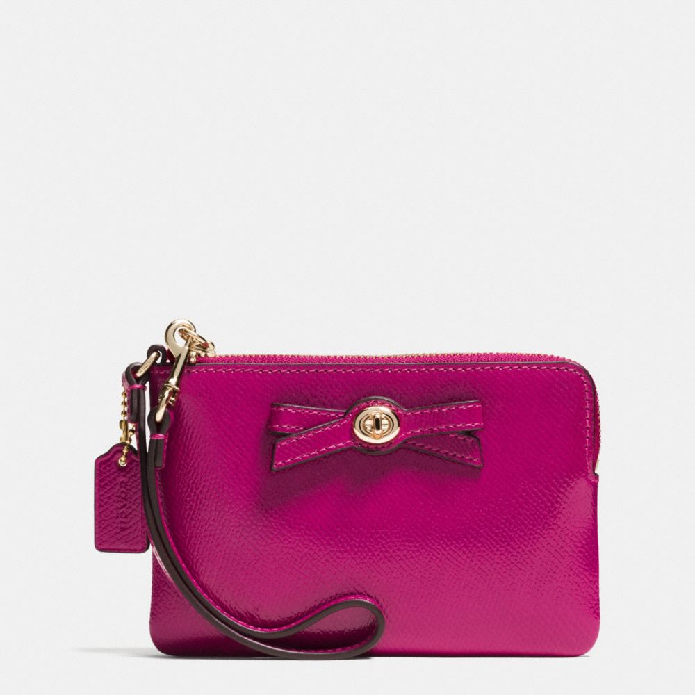 COACH TURNLOCK BOW CORNER ZIP WRISTLET IN PATENT LEATHER - IMITATION GOLD/CRANBERRY - F64648