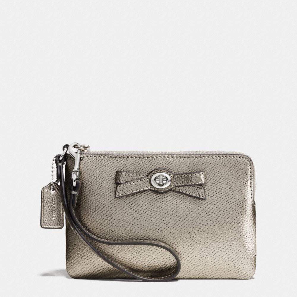 COACH F64648 TURNLOCK BOW CORNER ZIP WRISTLET IN PATENT LEATHER SILVER/GUNMETAL