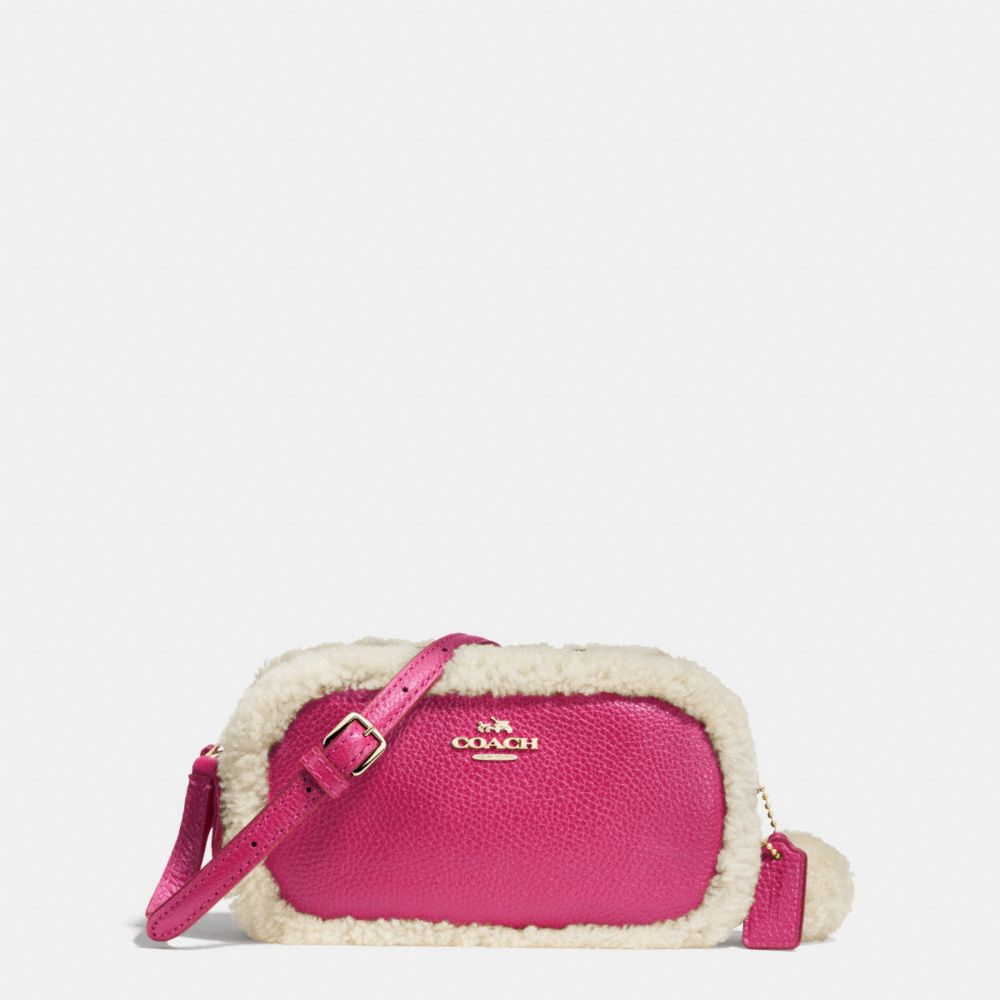 COACH CROSSBODY POUCH IN LEATHER AND SHEARLING - IMITATION GOLD/CRANBERRY/NATURAL - F64706